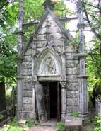 Київ, готичний склеп на байковому кладовищі