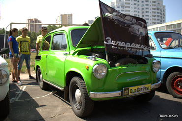 Салатовый горбатый запорожец на Киевском фестивале ретроавтомобилей