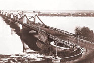 Pont chaîné, moitié du 19 siècle;fait détoner en 1941, il se trouvait à l'endroit du Pont Métro moderne