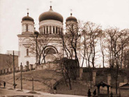 L'eglise Desiatinna, construite à l'endroit du premièr temple en pièrre de Rus, détruite dans les années 30 de 20 siècle