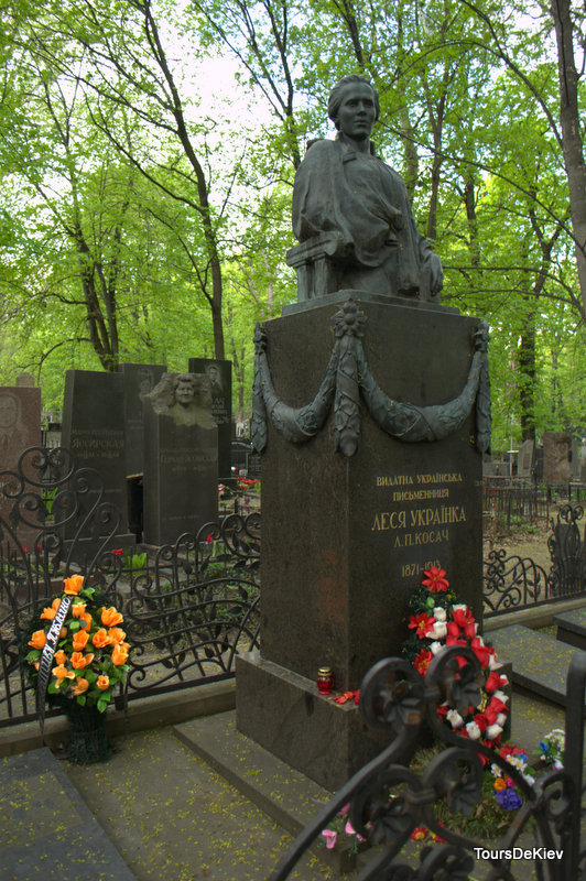 Байково кладовище, екскурсія. Памятник Лесі Українці на Байковому