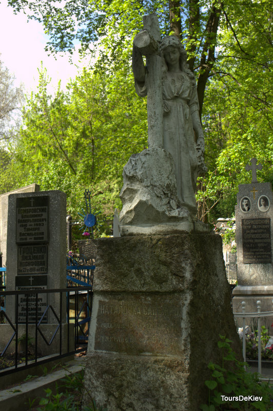 Пам'ятник на старій частині кладовища