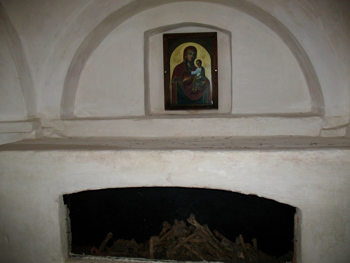 В печерах ченців