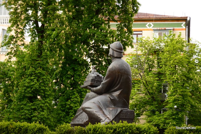 Пам'ятник князю Ярославу
