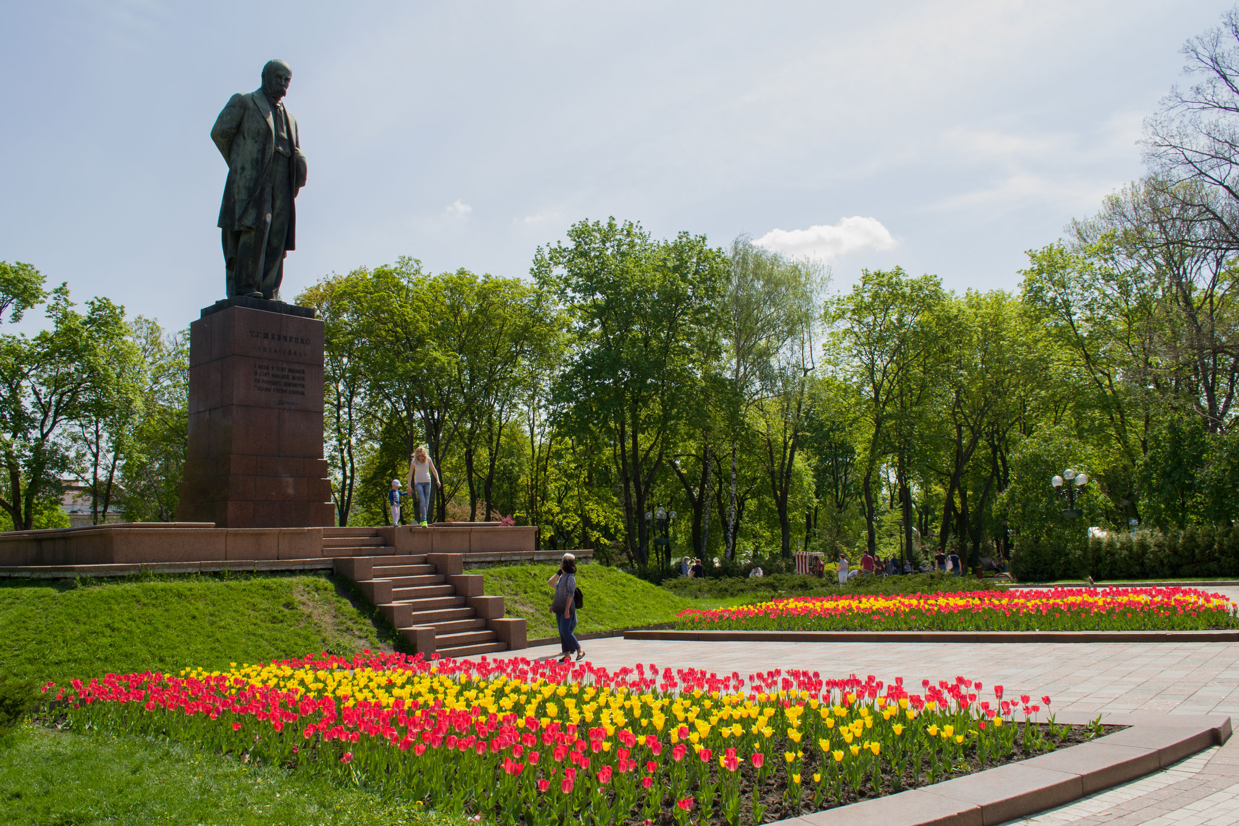 Пішохідна прогулянка Києвом. Пам'ятник Т. Шевченку